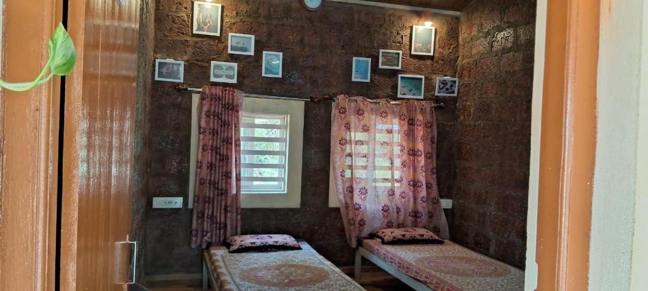 גוקרנה Riverstone Riverfront Stay חדר תמונה