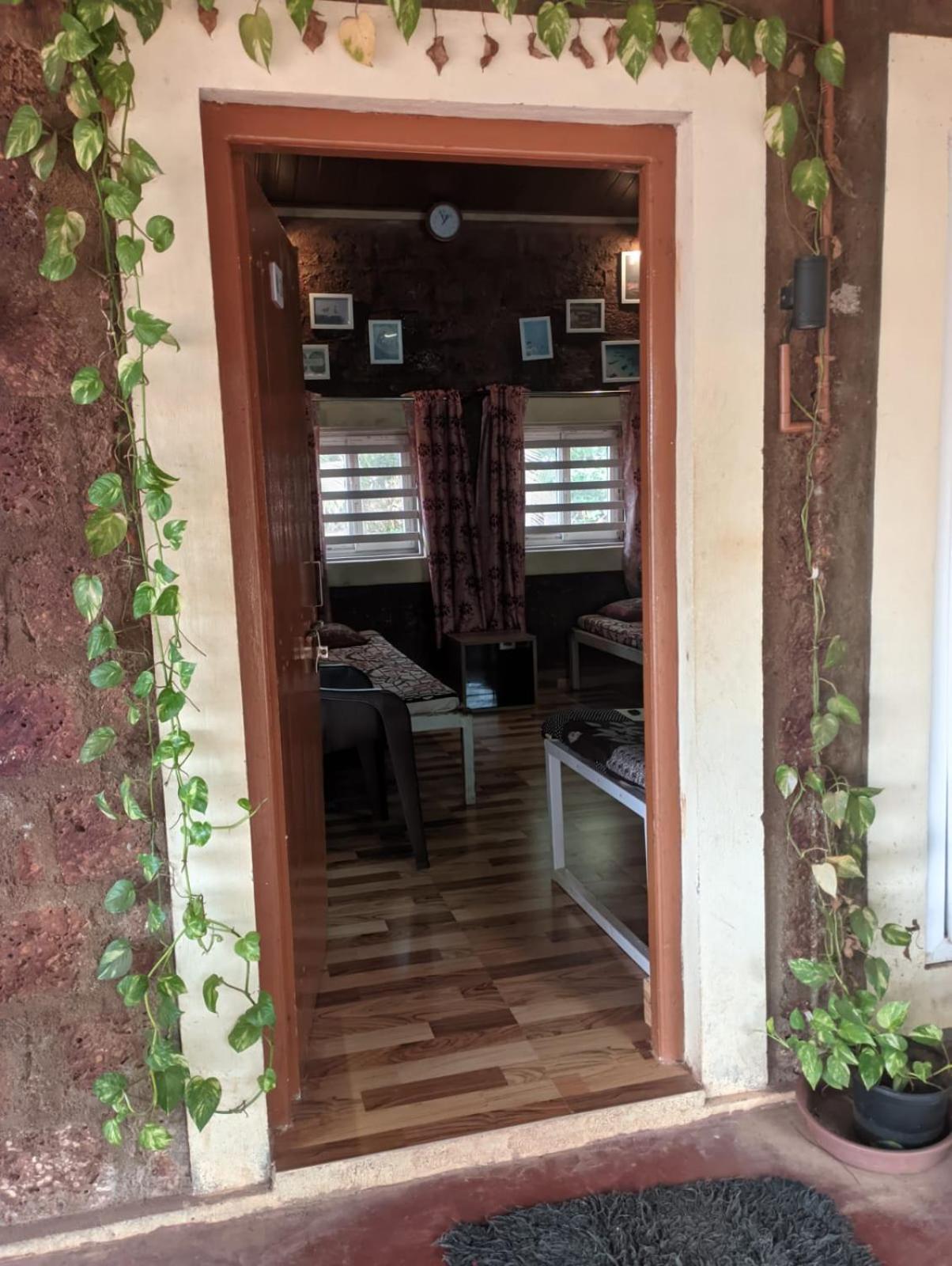 גוקרנה Riverstone Riverfront Stay חדר תמונה
